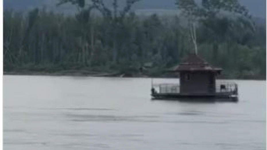 GDE LI ĆE ZAVRŠITI? ! Splav-kućica se otkačila kod Futoga i sada plovi Dunavom