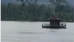 GDE LI ĆE ZAVRŠITI? ! Splav-kućica se otkačila kod Futoga i sada plovi Dunavom