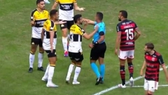 VERUJTE, OVAKAV PENAL NIKADA NISTE VIDELI Igrači zbunjeni, ali sudija nije imao dilemu - razlog je više nego bizaran (VIDEO)