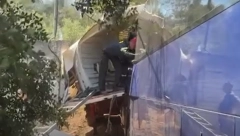 AUTOBUS PUN TURISTA SE ZAKUCAO U KAMION Vozač izvučen mrtav - užas se desio na Krfu (VIDEO)