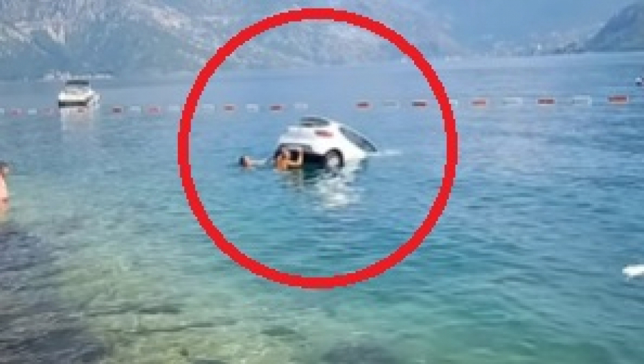 GOSPODINE, NE SMETE TU DA PARKIRATE "Reno" se survao s magistrale i završio u moru, Crnogorci udarili na šalu a moglo je da bude KOBNO (VIDEO)