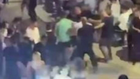 MASOVNA MAKLJAŽA NASRED ULICE U ULCINJU Njih nekoliko brutalno tuku njega jednog!