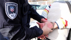 UHAPŠEN TOKOM RUTINSKE KONTROLE U torbici skrivao zabranjenu supstancu pa su policajci hitno reagovali