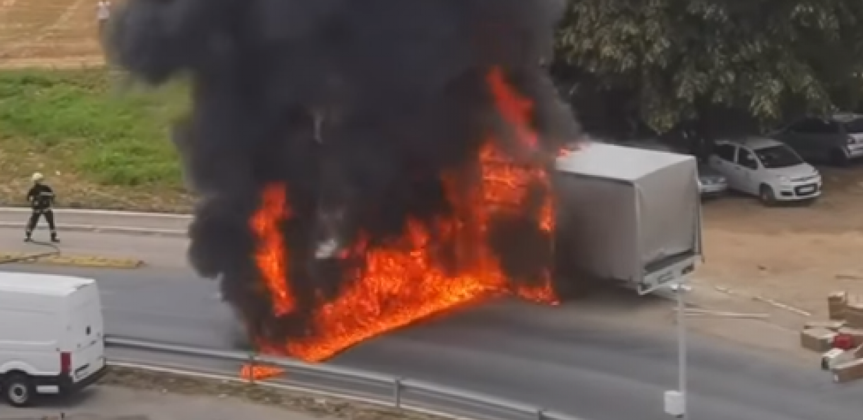 DRAMA KOD AERODROMA Kamion gori nasred puta, vatrogasci se bore s buktinjom (VIDEO)