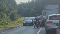 TEŠKA SAOBRAĆAJNA NESREĆA U LIPOVAČKOJ ŠUMI! Automobil uleteo iz suprotne trake, oba vozila potpuno SMRSKANA! (FOTO)