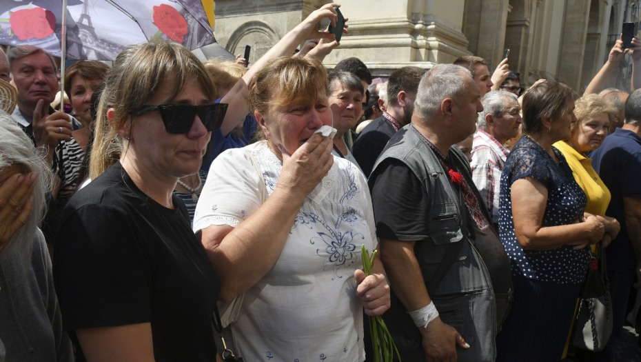 HAOS NA IRININOJ SAHRANI! Na groblje došli sa transparentima: Rusi, gubite se!