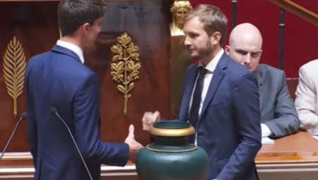 KAO DA JE ŠUGAV! SKANDAL U FRANCUSKOM PARLAMENTU! Poslanici ODBILI rukovanje sa poslanikom iz stranke Marin Le Pen (VIDEO)