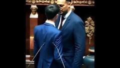 ŠOK SNIMAK IZ FRANCUSKOG PARLAMENTA! Niko neće da se rukuje sa poslanikom Marin Le Pen! Pokazivali mu "PAPIR, KAMEN, MAKAZE" (VIDEO)