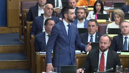 GORI U CRNOGORSKOJ SKUPŠTINI! Iz Živkovića isijava antisrpska retorika zbog rekonstrukcije Vlade (VIDEO)
