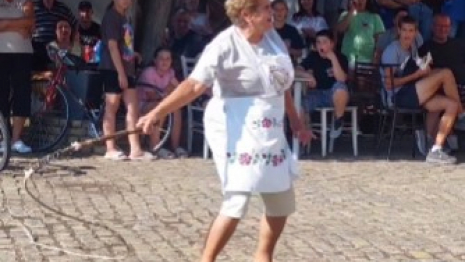 NEUSTRAŠIVA BABA KOCANA PUCA BIČEM KAO DEVOJKA Hit snimak sa takmičenja nasmejao Srbiju! (VIDEO)