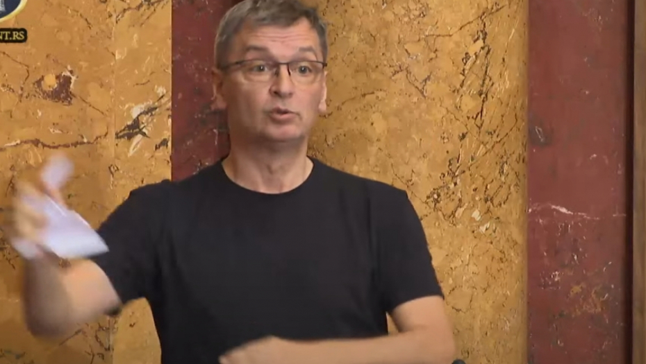DIVLJANJE I URLANJE U SKUPŠTINI Ćuta gužva i baca papire: Šta se smeješ, BRE, Jovanov?