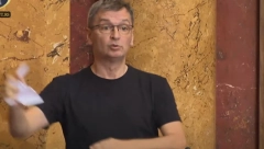 DIVLJANJE I URLANJE U SKUPŠTINI Ćuta gužva i baca papire: Šta se smeješ, BRE, Jovanov?