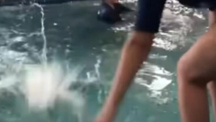 INSTUKTORKA PLIVANJA NA METI RODITELJA Bacila bebu u bazen i ostavila je da ispliva sama, šta vi mislite o ovome?