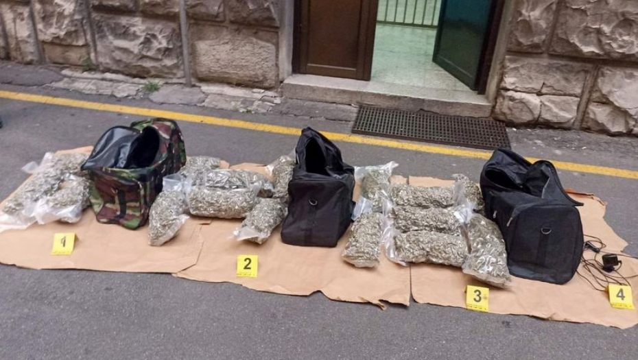 SOMBORAC U GEPEKU NOSIO OPREMU ZA PAKOVANJE DROGE Policija zaplenila 6,5 kila narkotika