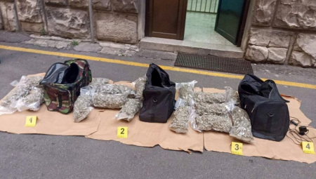 SEDMORO LJUDI UHAPŠENO: Policija otkrila laboratoriju za uzgoj marihuane u Topoli!