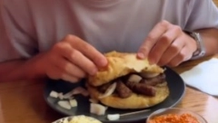 JEL MOGUĆE DA JE OVO REKAO ZA ĆEVAPE? Turista u hrvatskom restoranu napravio grešku, umalo da pokrene treći svetski rat na mrežama!(VIDEO)