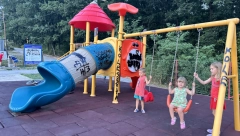 SABLASNI GRAFITI ISPISANI PO ČAČANSKOM DEČIJEM IGRALIŠTU! Huligani upali na dečje igralište i demolirali ga - kabadahije UNIŠTILE SVE!