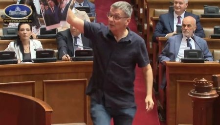 SKANDALOZNO ĆUTINO PONAŠANJE Viče, vređa, psuje, preti! OPOMENUT, A ON OPET! "Ma baš me briga"