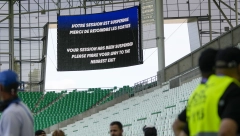 OVO SE NIKAD NIJE DOGODILO U FUDBALU Gol poništen DVA SATA posle utakmice - haos na terenu, jurnjava između obezbeđenja i navijača (VIDEO)