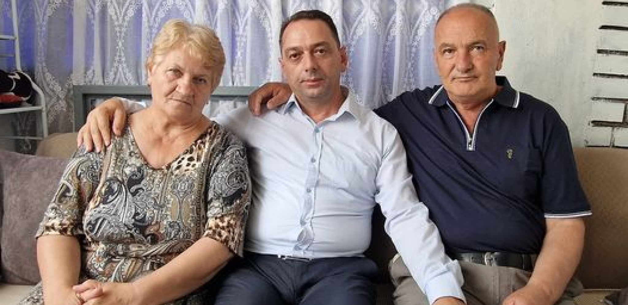 GRADONAČELNIK SRBICE DOŠAO DA TEŠI RODITELJE ALBANSKOG UBICE Majku zagrlio, a ocu stavio ruku na butinu - KAKVA JE OVO SMEJURIJA?! (FOTO)
