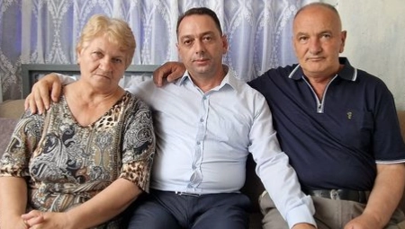 GRADONAČELNIK SRBICE DOŠAO DA TEŠI RODITELJE ALBANSKOG UBICE Majku zagrlio, a ocu stavio ruku na butinu - KAKVA JE OVO SMEJURIJA?! (FOTO)