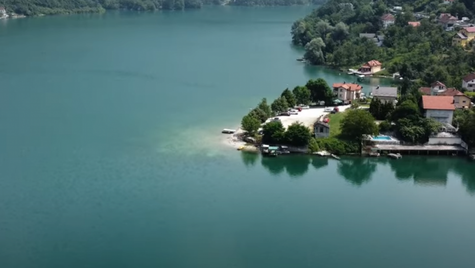 REKA U BOSNI PROMENILA BOJU! Šta se ovo dešava posle poplava?