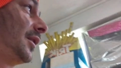 BOSANAC SE PRERUŠIO U BESKUĆNIKA, PA POKUŠAO DA DOBIJE HRANU BEZ PARA Hteo da proveri ima li i dalje dobrih ljudi, pa ostao u šoku! (VIDEO)