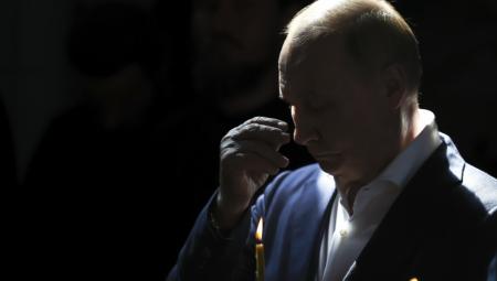 PUTINOV NUKLEARNI KOFER!  Šta se krije u aktovci koju nosi svuda sa sobom?