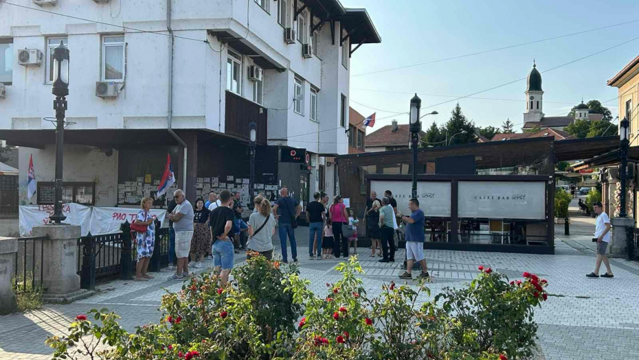 ŠTA JE OVO, PROTEST? Potpuni debakl opozicije u beogradskom naselju Grocka (FOTO)
