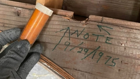 "ZA ONOGA KO OVO PRONAĐE, DANAS JE 25. SEPTEMBAR...'' Devojčica sakrila poruku u zidu, neverovatno otkriće usledilo pola veka kasnije! (FOTO)