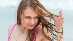 FRIZER ZGROŽEN ŠTA ŽENE RADE NA MORU Oštetićete kosu zauvek, kako možete poverovati u takvu prevaru