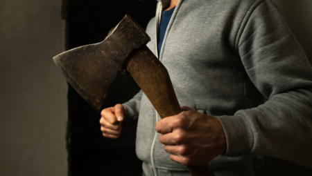 OPŠTA TUČA 2 PORODICE KOD PROKUPLJA: Sekirom krenuo na ćerkinog dečka - NASTAO HAOS! Povređeno i dete (2,5)