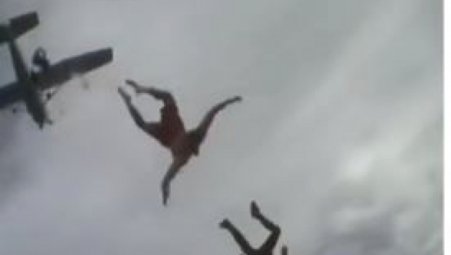 SNIMAK KOJI TERA JEZU U KOSTI Muškarac popio piće pa nasmejan skočio iz aviona, bez padobrana