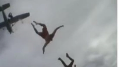 SNIMAK KOJI TERA JEZU U KOSTI Muškarac popio piće pa nasmejan skočio iz aviona, bez padobrana