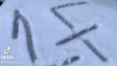 NIKADA VIŠE NEĆE SMETI DA BUDE SAMA U STANU Kada je videla ovu poruku na kanti za smeće, vilica joj se ukočila od straha!