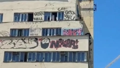 ČOVEK PRETI DA ĆE DA SKOČI SA ZGRADE! Drama kod Savskog trga!