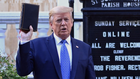 "OVOJ ZEMLJI NEDOSTAJE HRIŠĆANSTVO!" Tramp sa Svetim Pismom u ruci poslao jaku poruku verujućem narodu SAD-a (VIDEO)