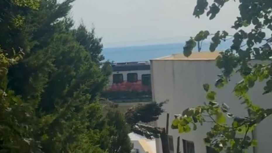 DA NIJE VOZA, BILA BI POTPUNA TIŠINA Lidija očajna zbog smeštaja u Sutomoru, kad je pogledala sa terase, uhvatila je jeza