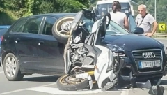 STRAVIČAN UDES KOD SKRETANJA ZA LUČANE! Od siline udarca, motocikl se okrenuo naopačke: Vozilo SMRSKANO! (FOTO)