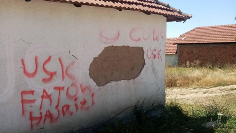OVO JE SINHRONIZOVANA KAMPANJA ALBANSKIH EKSTREMISTA! Na kući porodice Đurković u Gojbulјi ispisani grafiti “UČK” i ime teroriste Fatona Hajrizija