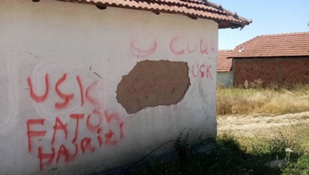 OVO JE SINHRONIZOVANA KAMPANJA ALBANSKIH EKSTREMISTA! Na kući porodice Đurković u Gojbulјi ispisani grafiti “UČK” i ime teroriste Fatona Hajrizija