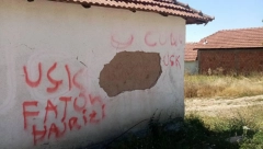 OVO JE SINHRONIZOVANA KAMPANJA ALBANSKIH EKSTREMISTA! Na kući porodice Đurković u Gojbulјi ispisani grafiti “UČK” i ime teroriste Fatona Hajrizija
