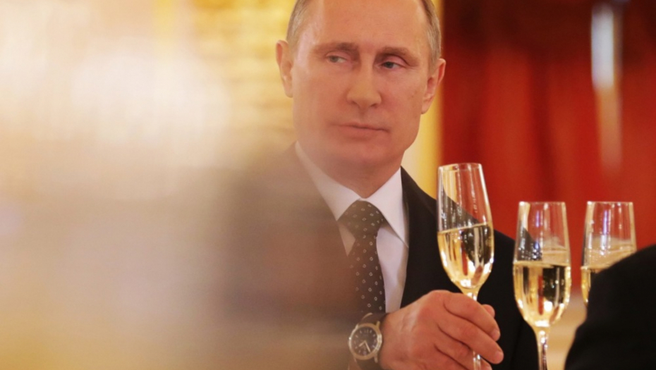 STRANI VOJNIK RAZBIO ČAŠU NA PRIJEMU KOD PUTINA Ruski predsednik ga pogledao, pa rekao samo jednu stvar