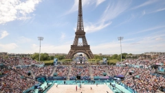 SUNCE, PESAK I LOPTA Podno Ajfelovog tornja praznik za oči: Lepota seva na sve strane