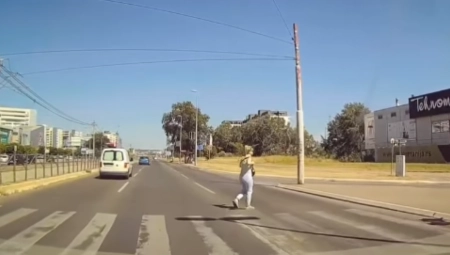 MANIJAK UDARA DEVOJKU NA PEŠAČKOM I BEŽI Pogledajte stravičan snimak sa Novog Beograda (VIDEO)