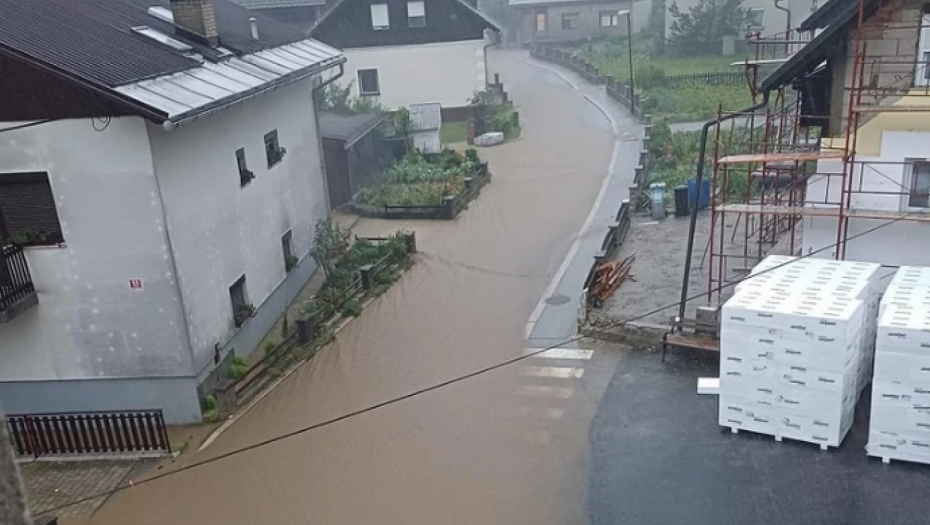 ČOVEKA ODNELA BUJICA! Nevreme pokosilo sve, za sobom ostavilo samo pustoš: Vetar iščupao korenje drveća, jezive scene! (FOTO)