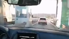 BEOGRAĐANINU NAPLATNA RAMPA POLOMILA ŠOFERKU! Drugi vozač mu zdipio PLAĆENU putarinu, taj nastaje haos! (VIDEO)