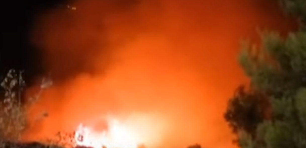 POŽAR KOD SPLITA NAPRAVIO HAVARIJU! Vatra buknula odjednom, vatrogasci se i dalje bore sa vatrenom stihijom! (VIDEO)