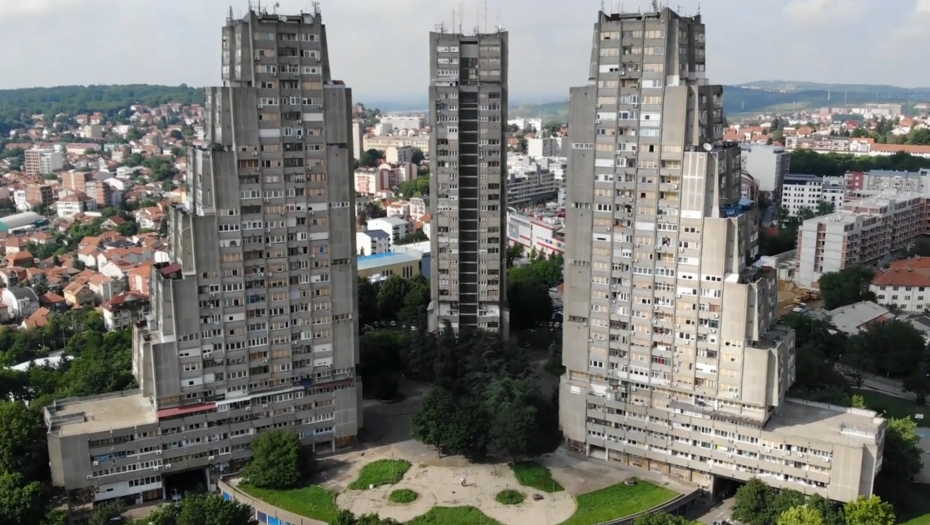 SA OVOG SOLITERA JE KIDNAPOVANI MUŠKARAC SKOČIO U SMRT "Bio je potpuno nag, delovi tela su mu završili na prozoru" (FOTO)