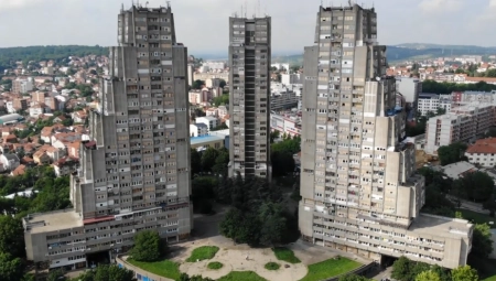 SA OVOG SOLITERA JE KIDNAPOVANI MUŠKARAC SKOČIO U SMRT "Bio je potpuno nag, delovi tela su mu završili na prozoru" (FOTO)